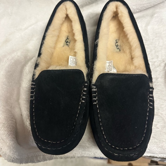 Last One!!!UGG Ansley Black Suede Moccasin Slippers - Picture 7 of 10